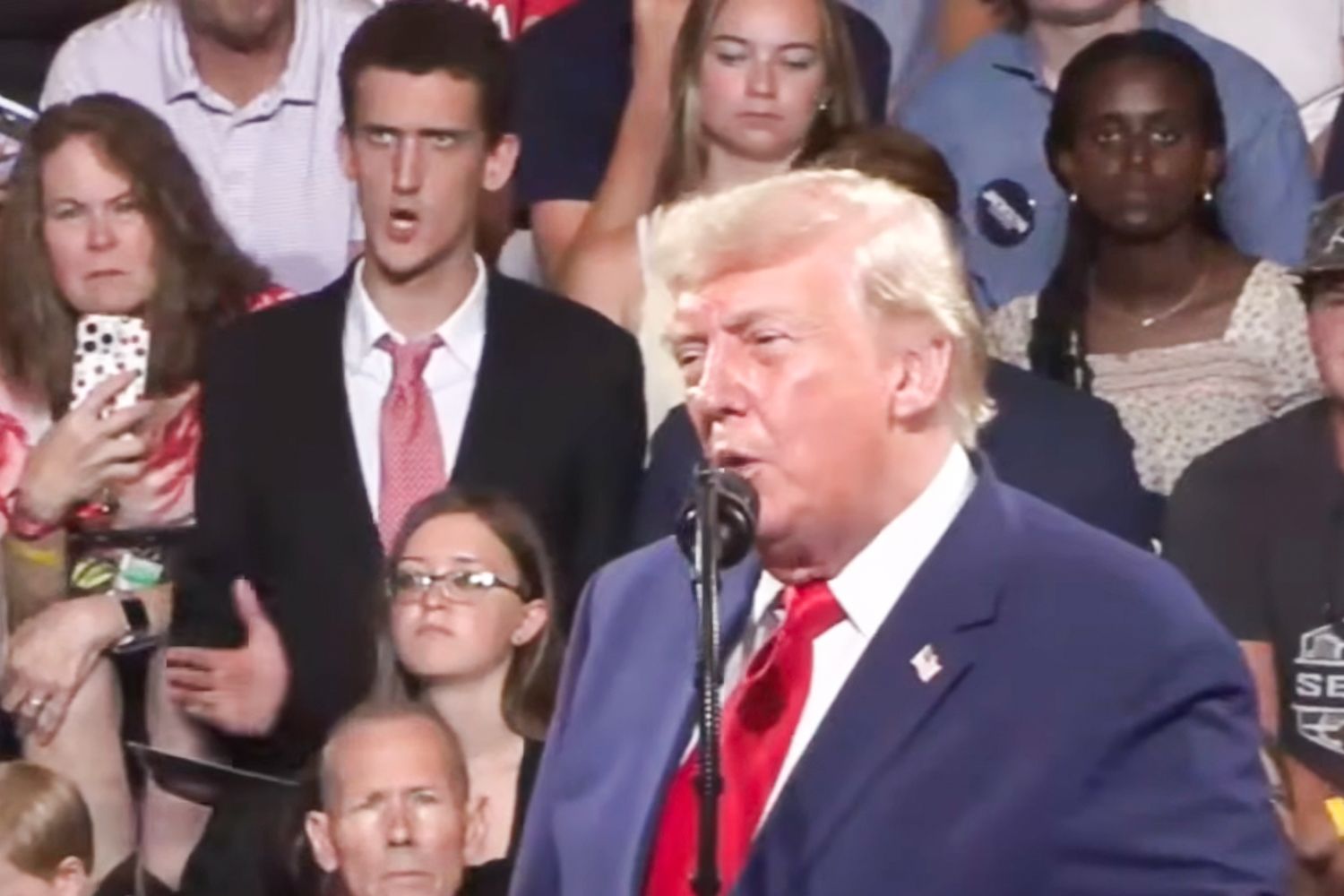 Man caught mimicking Trump’s hand gestures behind him at Georgia rally