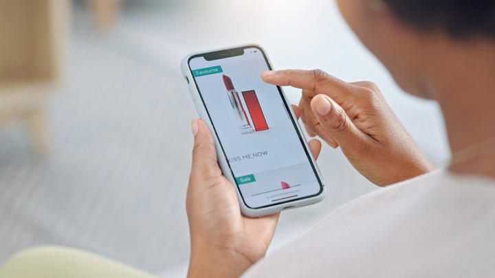 Ilustrasi belanja kosmetik online. Foto: PeopleImages/Shutterstock