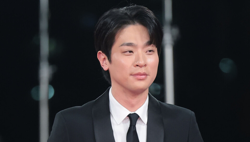 Actor Park Jung-min in a black suit walks the red carpet at the Blue Dragon Film Awards in Seoul.