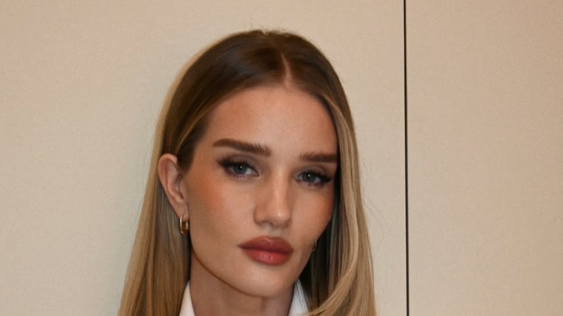 Rosie Huntington-Whiteley stuns in leg-lengthening lace mini dress aboard luxury yacht