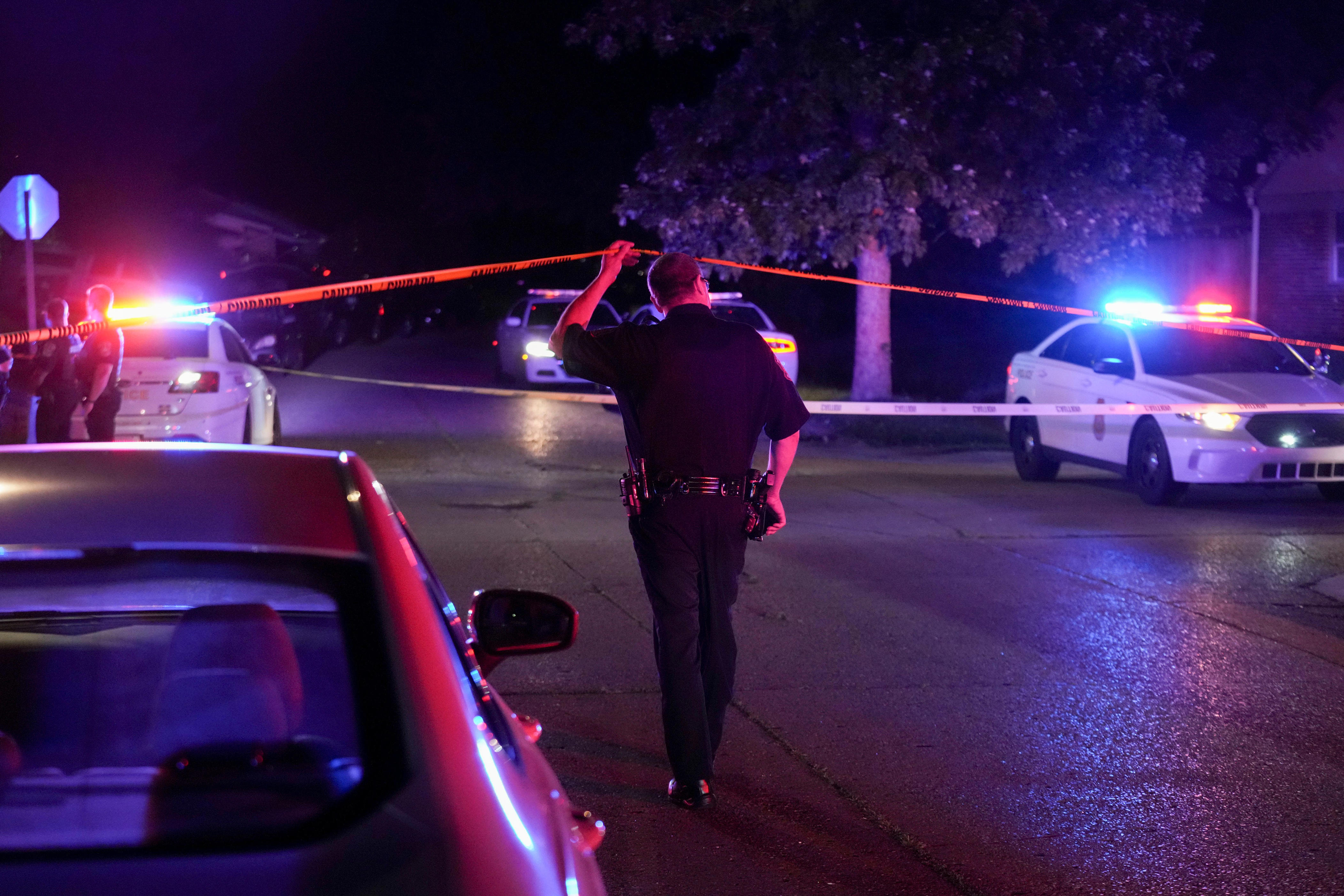2 Indianapolis officers recovering after being shot; suspect dead