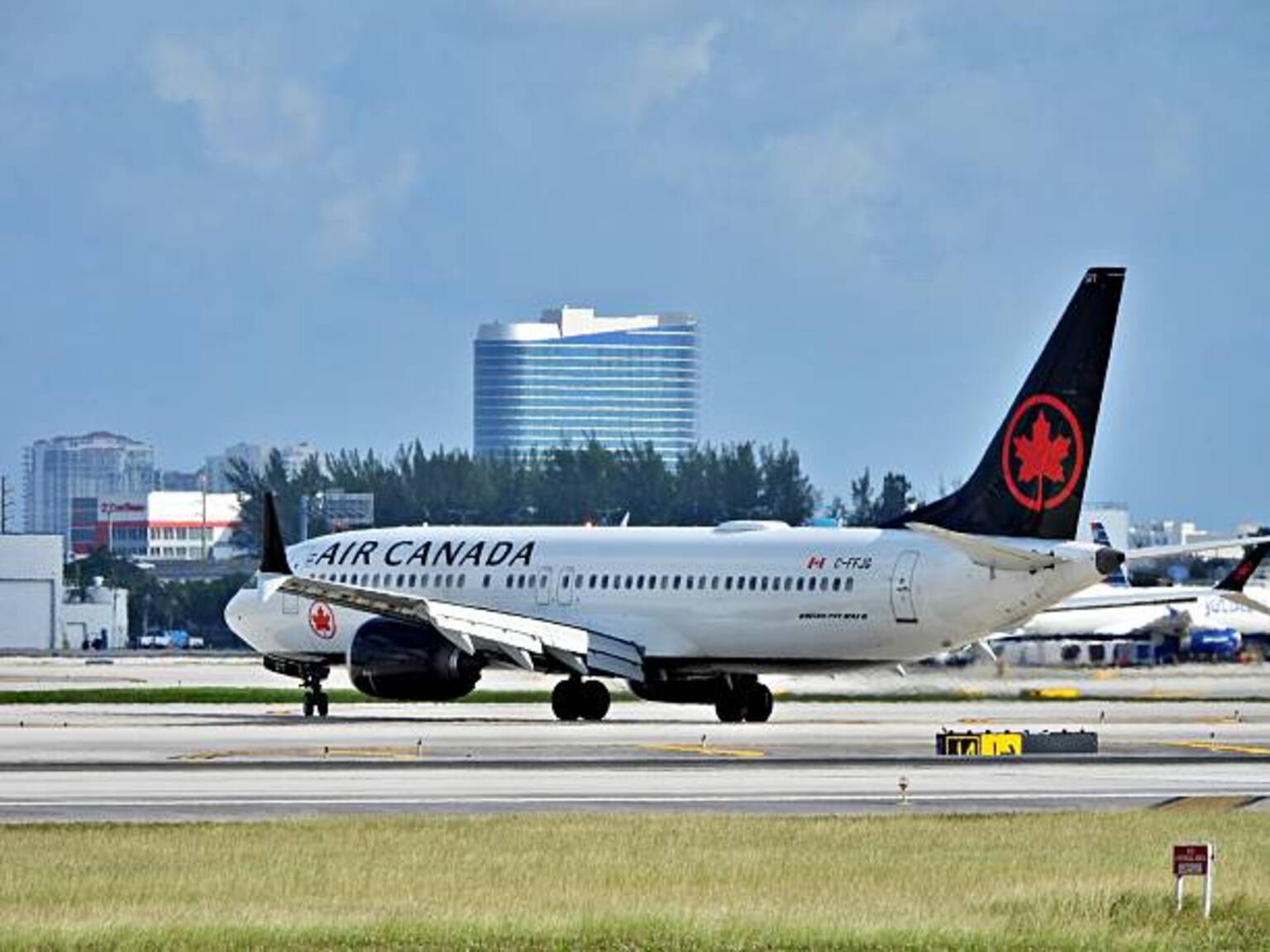 Air Canada ratifies new 4-year collective pact with IAMAW