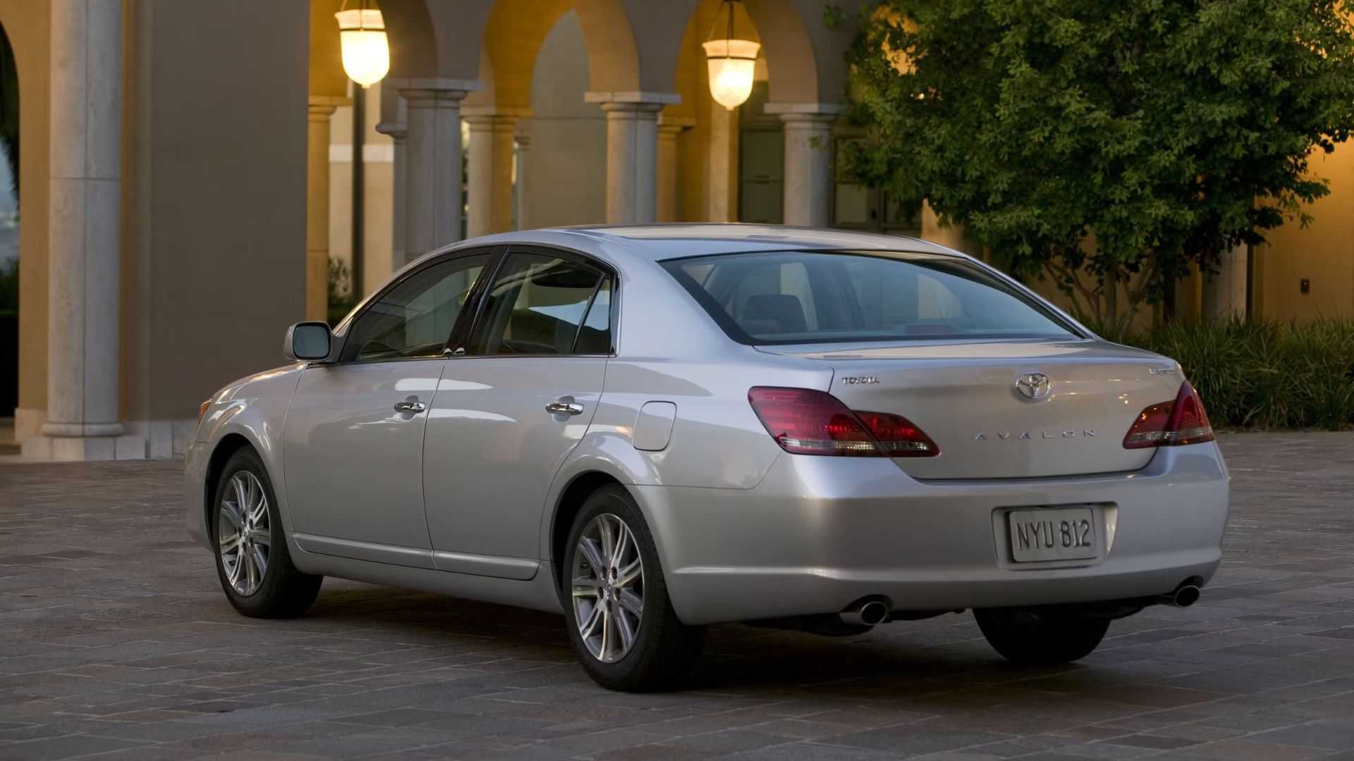 2008-2010 Toyota Avalon Sedan rear 3/4 shot parked