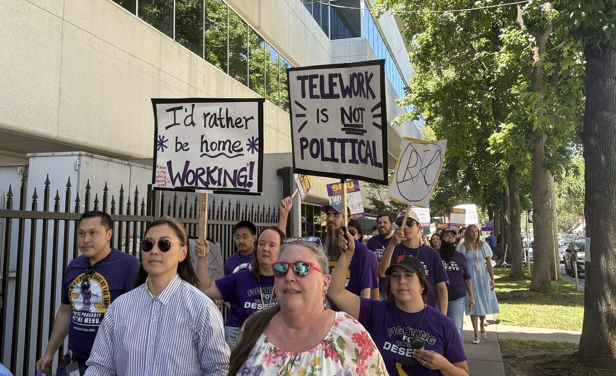 State workers picket outside CalHR headquarters during SEIU 1000 negotiations