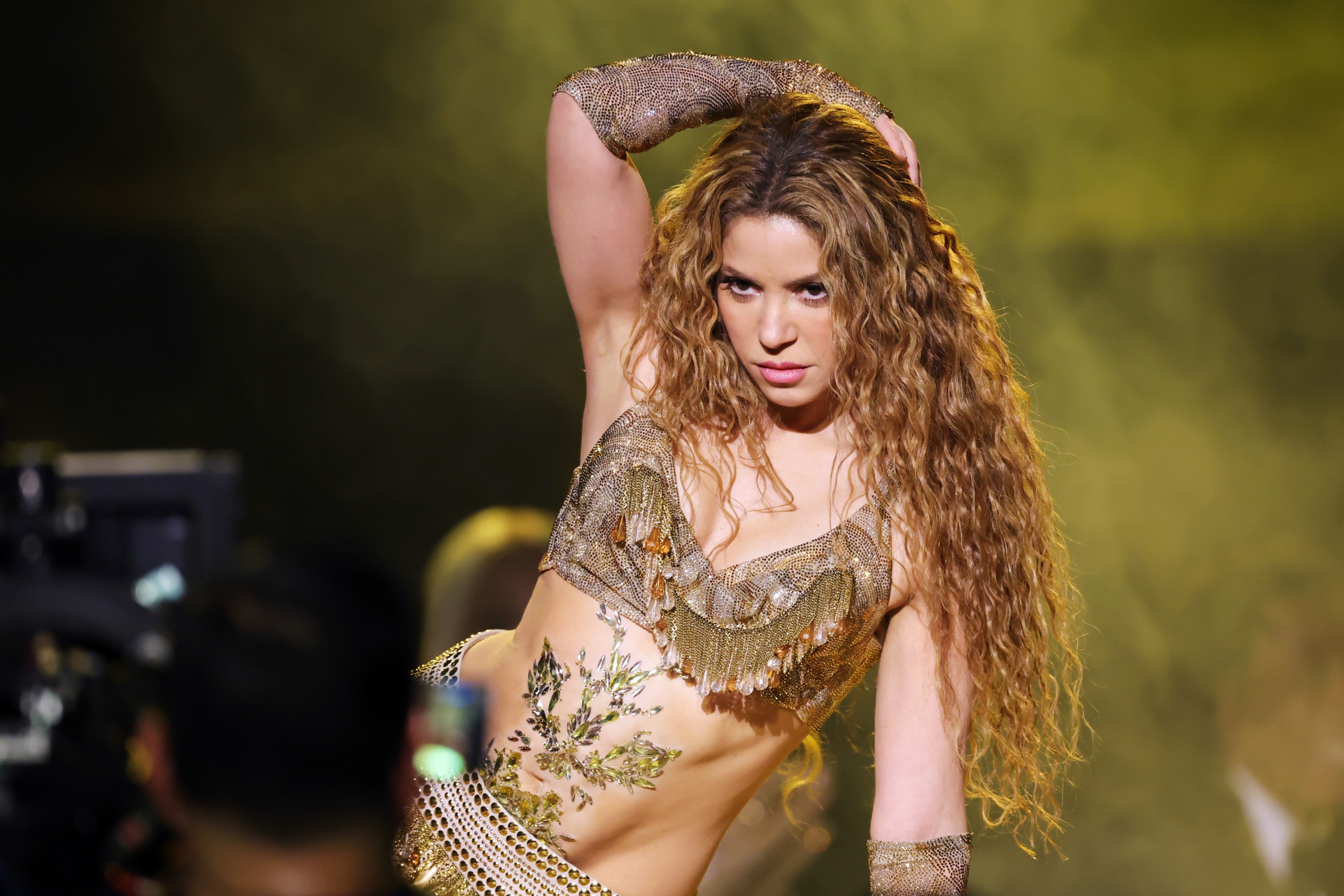 Shakira reunites with Wyclef Jean for 'Hips Don't Lie' at Barclays Center