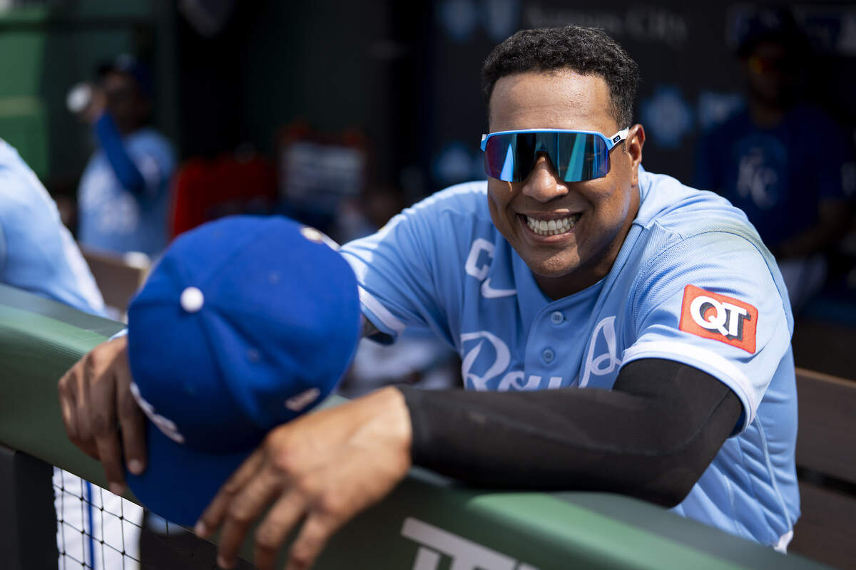 Fan who tried to get Salvador Perez's historic home run ball was briefly arrested