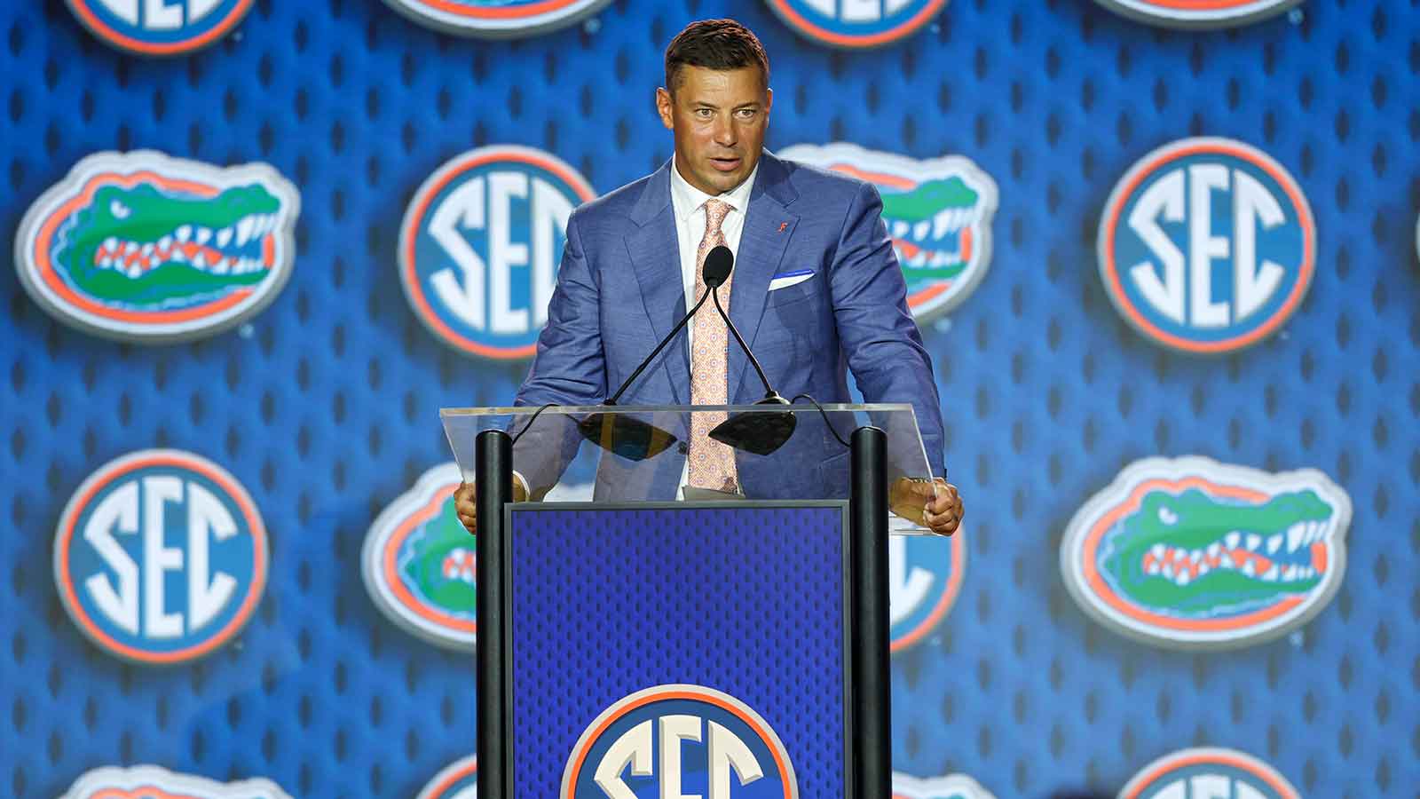 Florida HC Jon Sumrall goes wild over photographer’s cell phone ringing