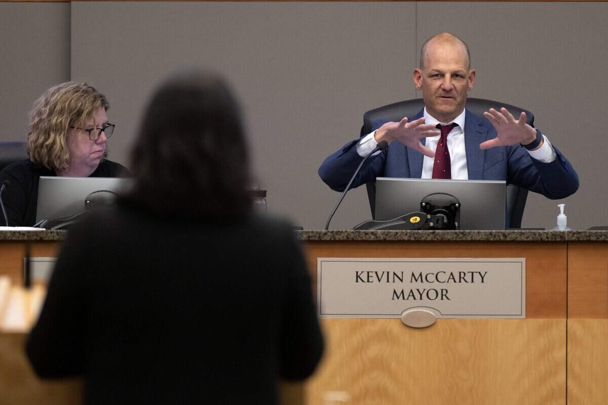 Sacramento mayor caught on hot mic discussing banning agitators at meetings