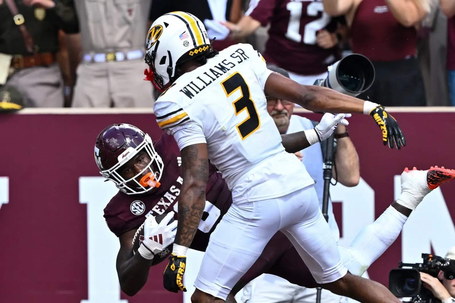 Ex-Dolphins’ Le’Veon Moss reportedly arrested after toddler son accesses unsecured handgun and fires single shot