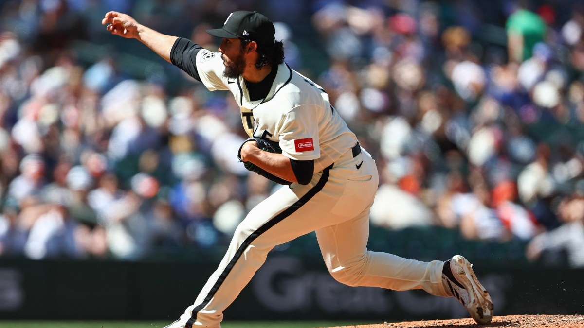 MLB: Andrés Muñoz’s heartwarming gesture after Mariners fan gets smacked by home run ball