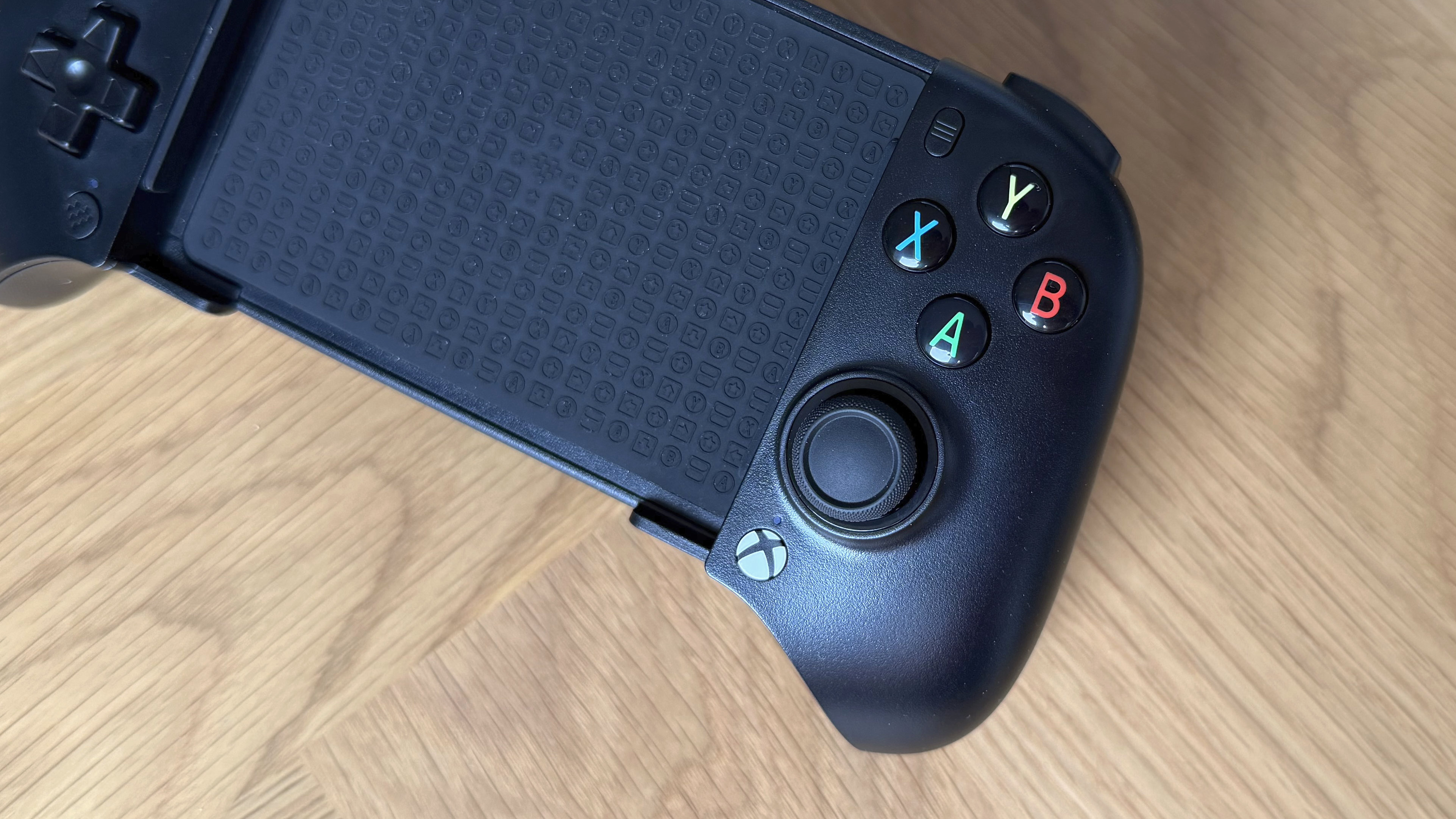 This Xbox mobile controller is great for cloud gaming but can’t keep up in offline games