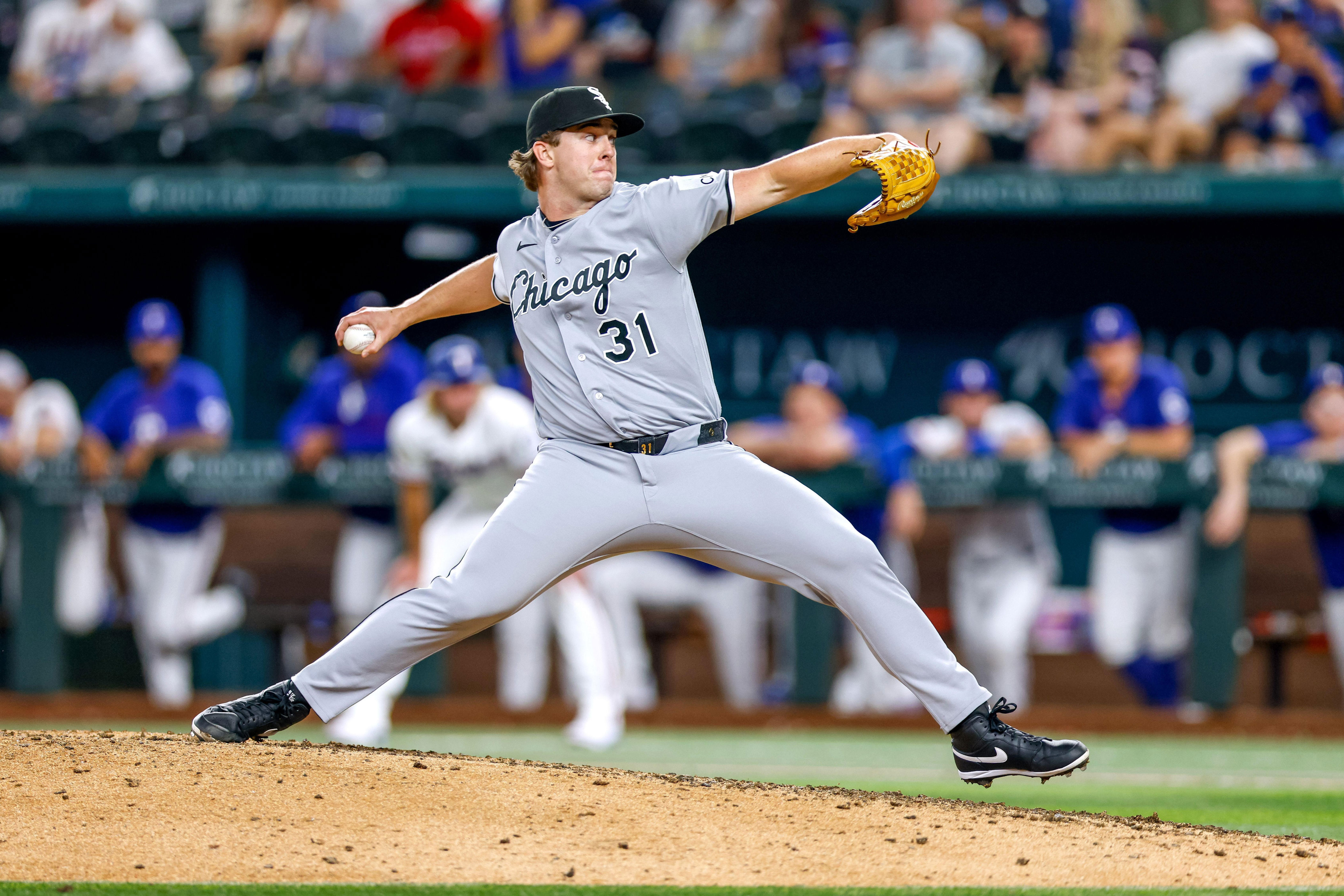 White Sox rebound, beat Rangers 4-2 to reclaim first place in AL Central