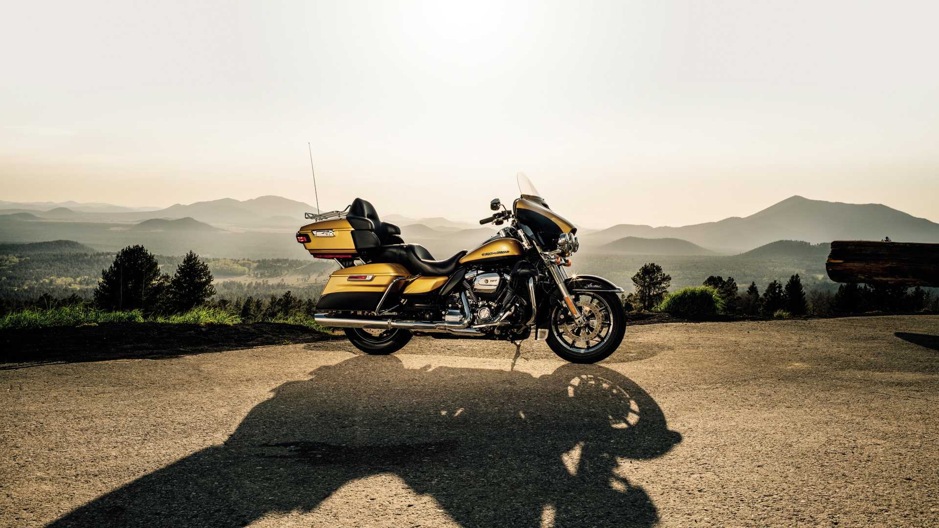 A dramatic shot of the 2017 Harley-Davidson Ultra Limited