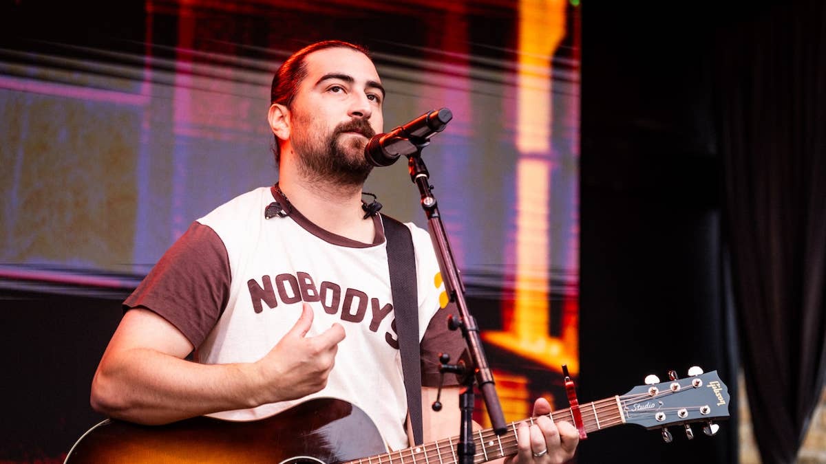 Noah Kahan wins fans back with hilarious lyric clarifications after concert cancellation