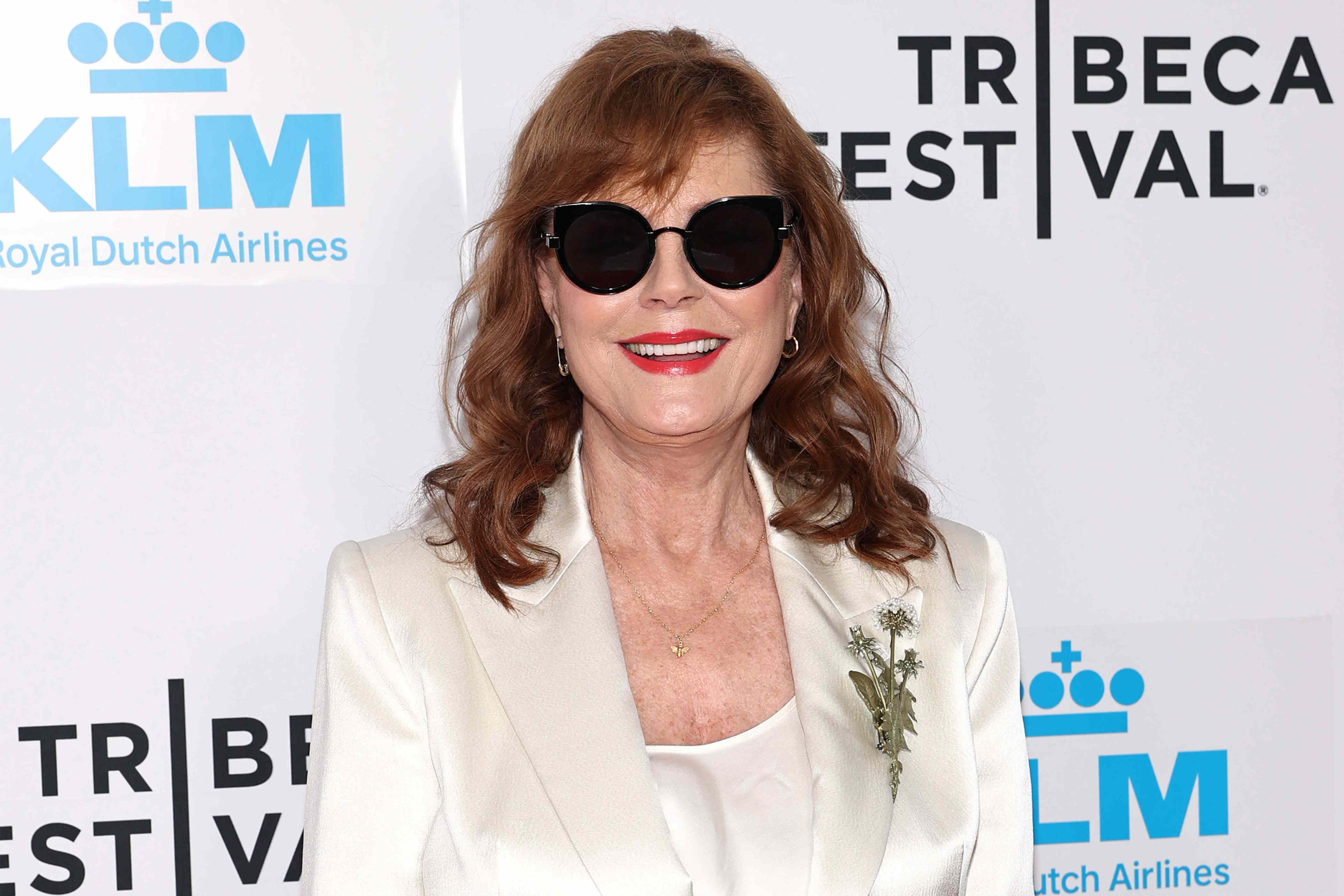 Susan Sarandon’s laid-back travel outfit includes gold fisherman sandals — inspired pairs start at $22