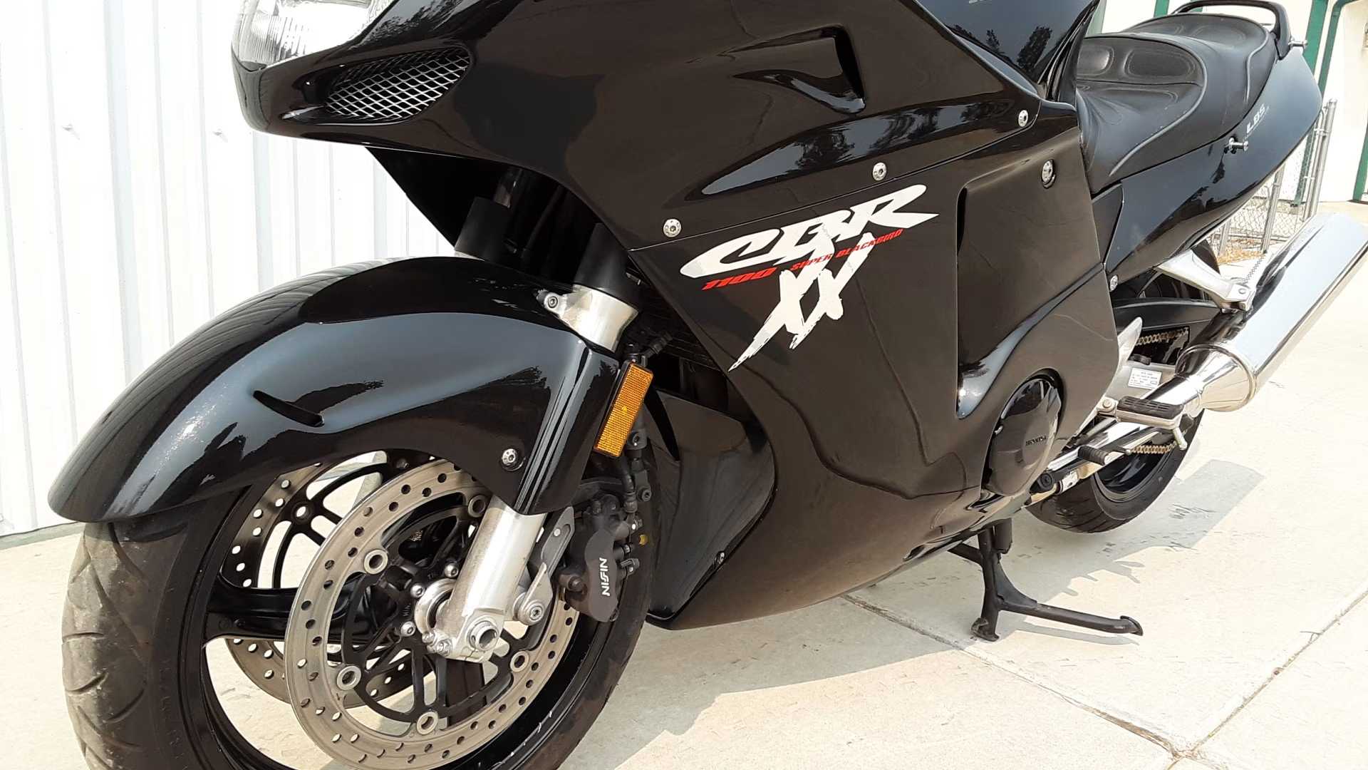 1997 Honda CBR1100XX Super Blackbird Front closeup