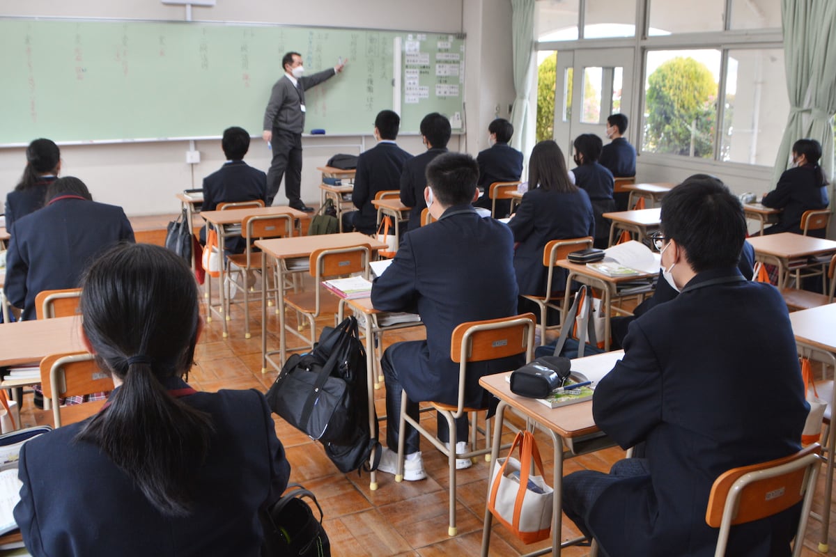 なぜ日本のアニメは「高校モノ」ばかり? 海外YouTuberの考察に「雑な日本論」と批判続出