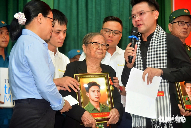 Làm 'sống lại' những bức ảnh liệt sĩ ố màu thời gian, 'vui sao nước mắt lại trào' sau nhiều năm hòa bình