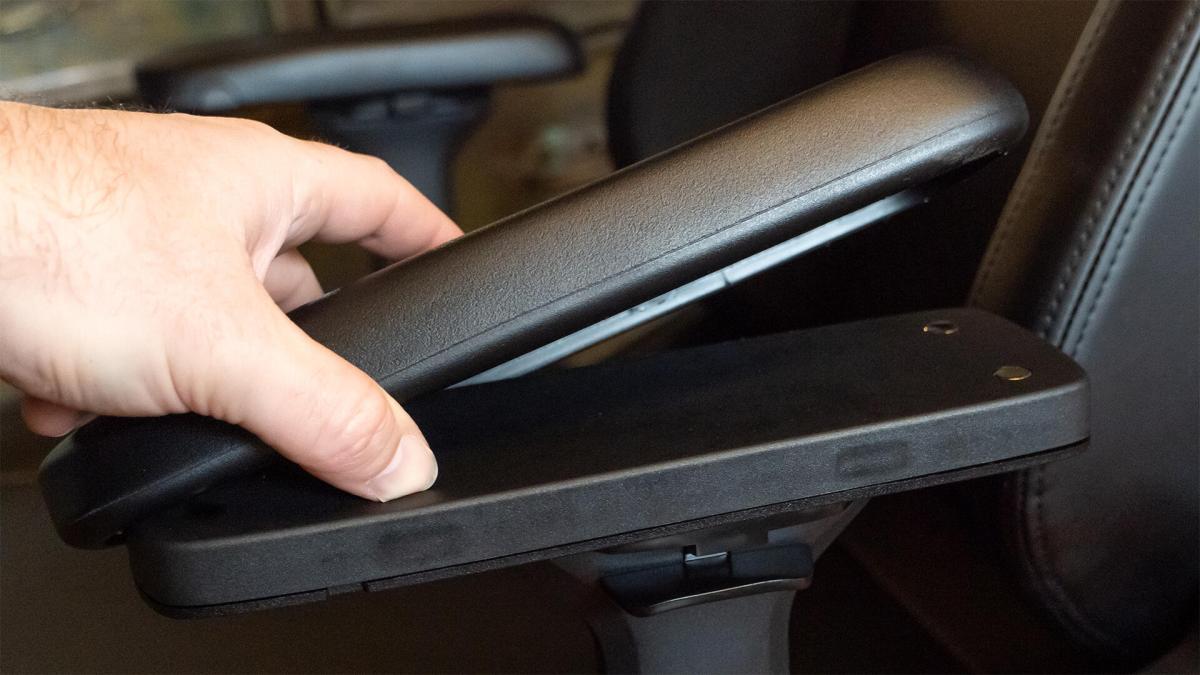 The magnetic armrest of the DXRacer Martian.