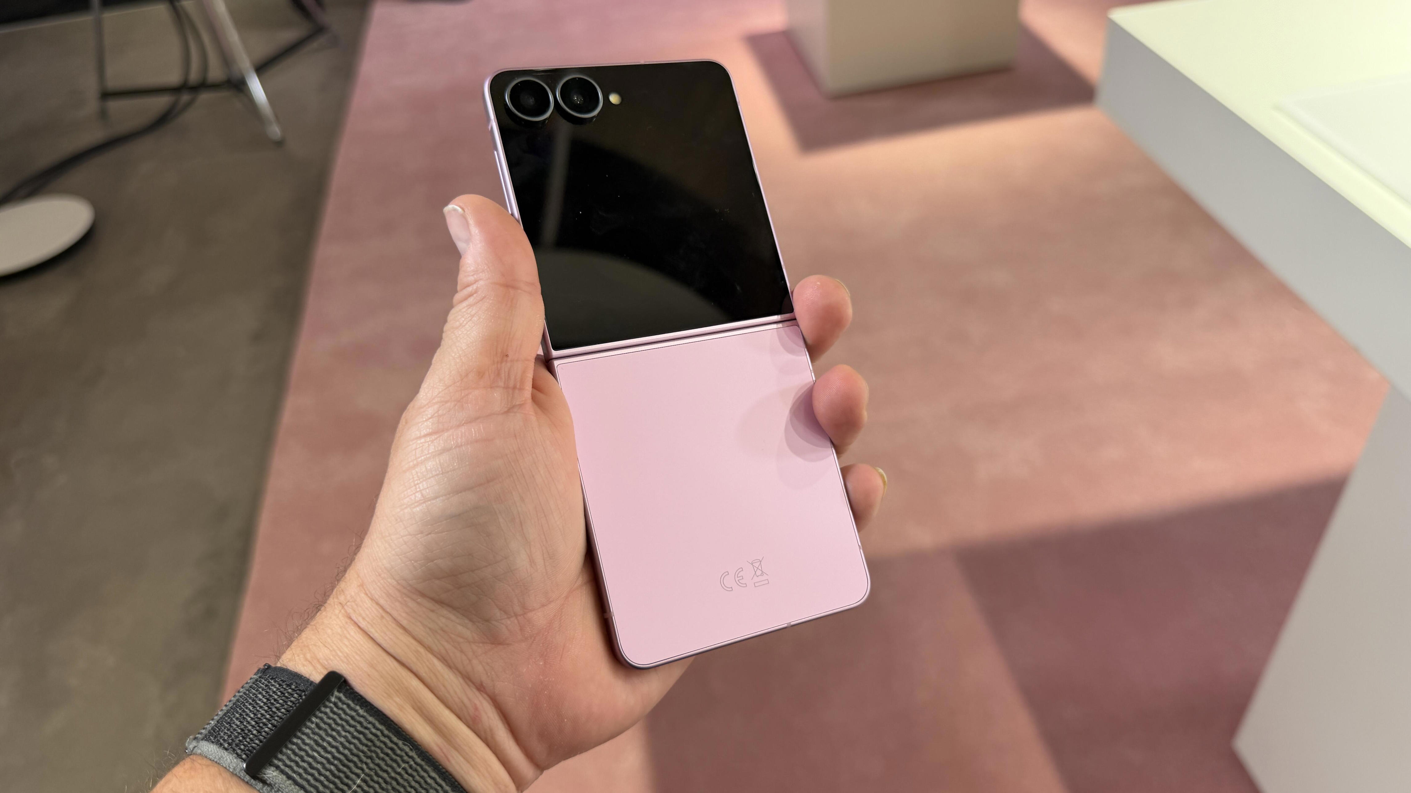 Samsung Galaxy Z Flip 8 in pink