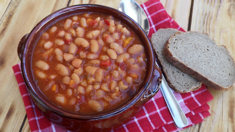 What kind of beans are used for baked beans?