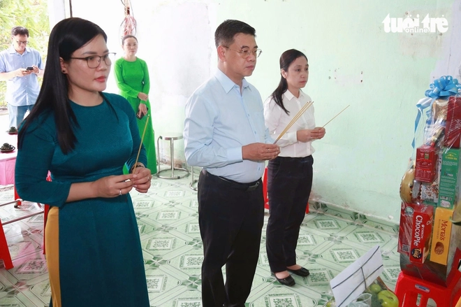 Phó chủ tịch HĐND TP.HCM Nguyễn Văn Dũng thăm gia đình chính sách tiêu biểu tại Vĩnh Lộc, Tân Nhựt, Bình Chánh