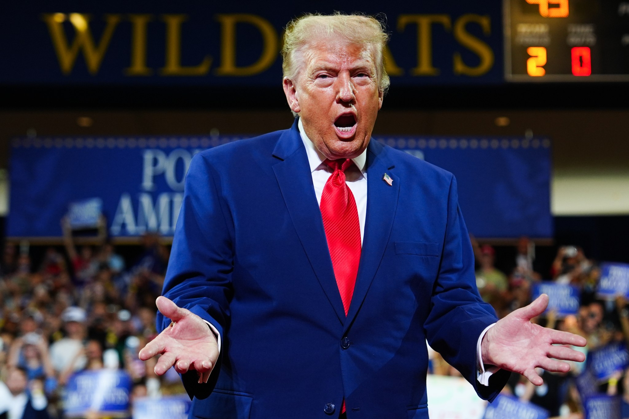 Trump rally attendee repeatedly mimics president's hand movements
