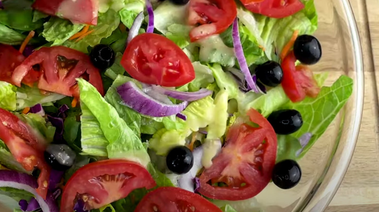 Olive Garden Salads Taste So Good Because Of A Special Serving Trick
