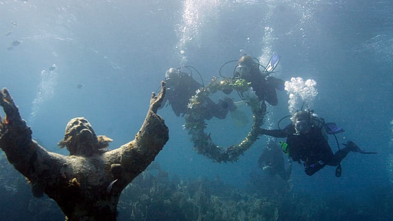 Divers restore Italy's Christ of the Abyss monument