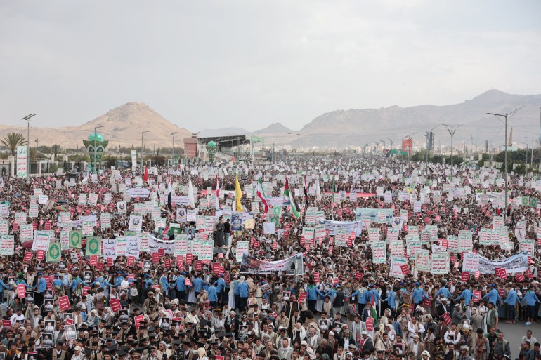 Houthi supporters rally against the Saudi-led coalition's restrictions on Houthi-controlled areas, which the group describes as a blockade, in Sanaa, Yemen, July 17, 2026. REUTERS/Khaled Abdullah