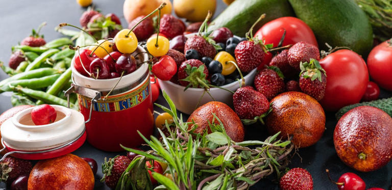 مجموعة من الخضار والفاكهة