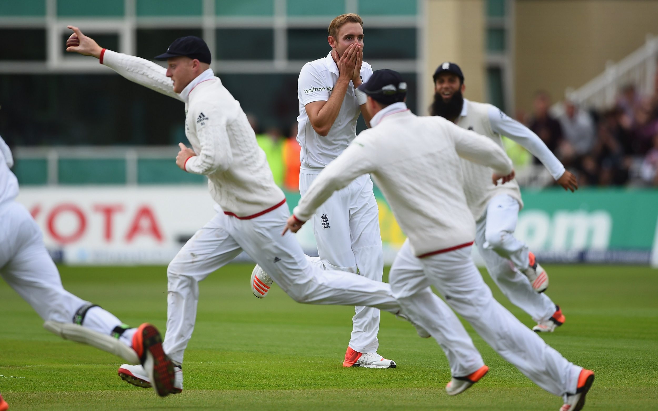Stuart Broad of England looks on in disbelief at Ben Stokes after his amazing catch to dimiss Adam Voges in 2015