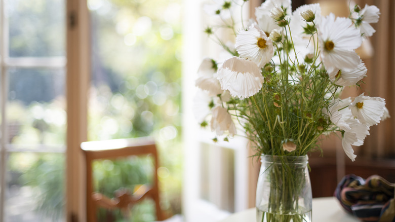 How To Incorporate The Wildflower Trend Into Your Next Tablescape Or Floral Display