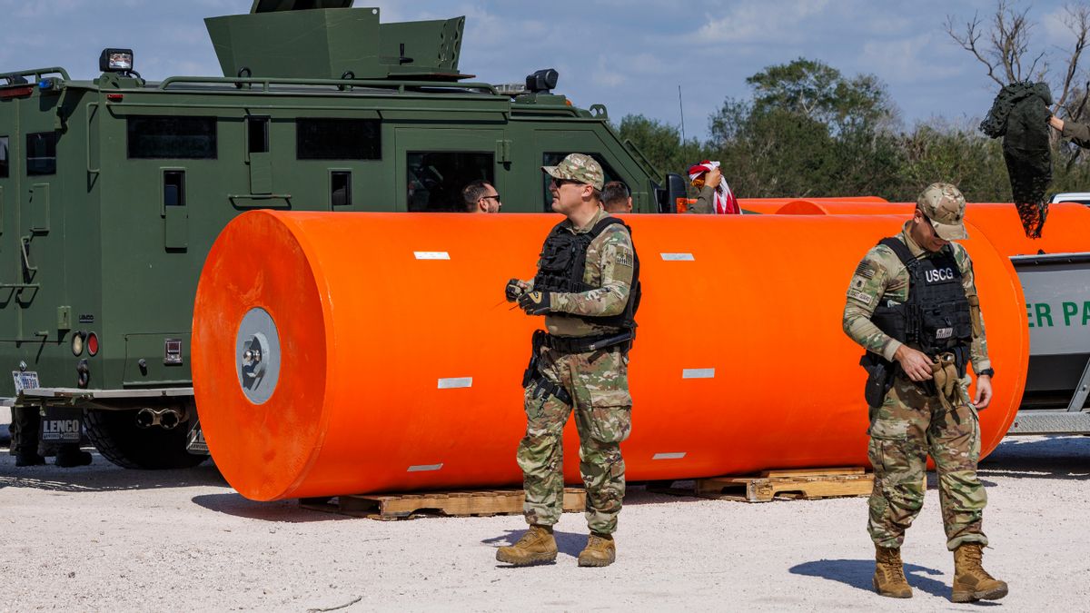 Did anti-migration buoys close port in Laredo, Texas?