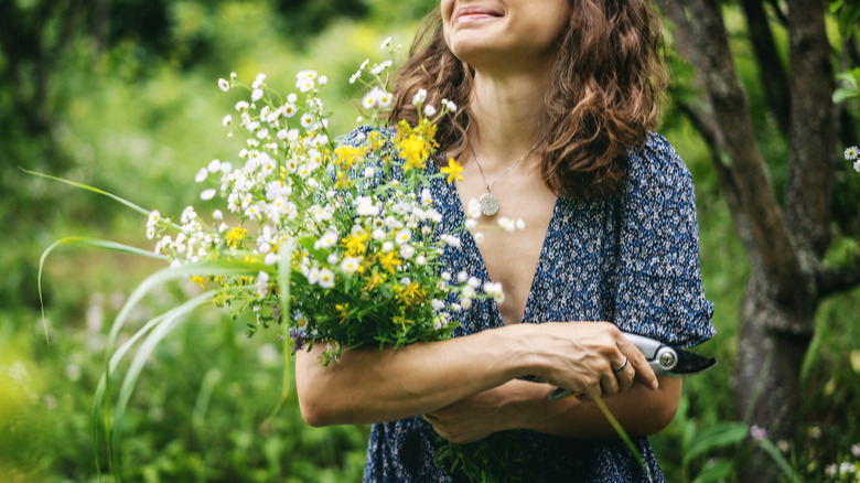 How to incorporate the wildflower trend into your next tablescape or floral display