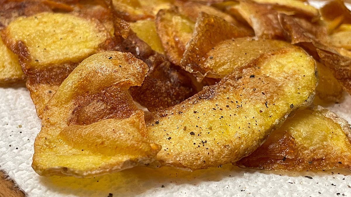 ree-drummond-black-pepper-chips-closeup