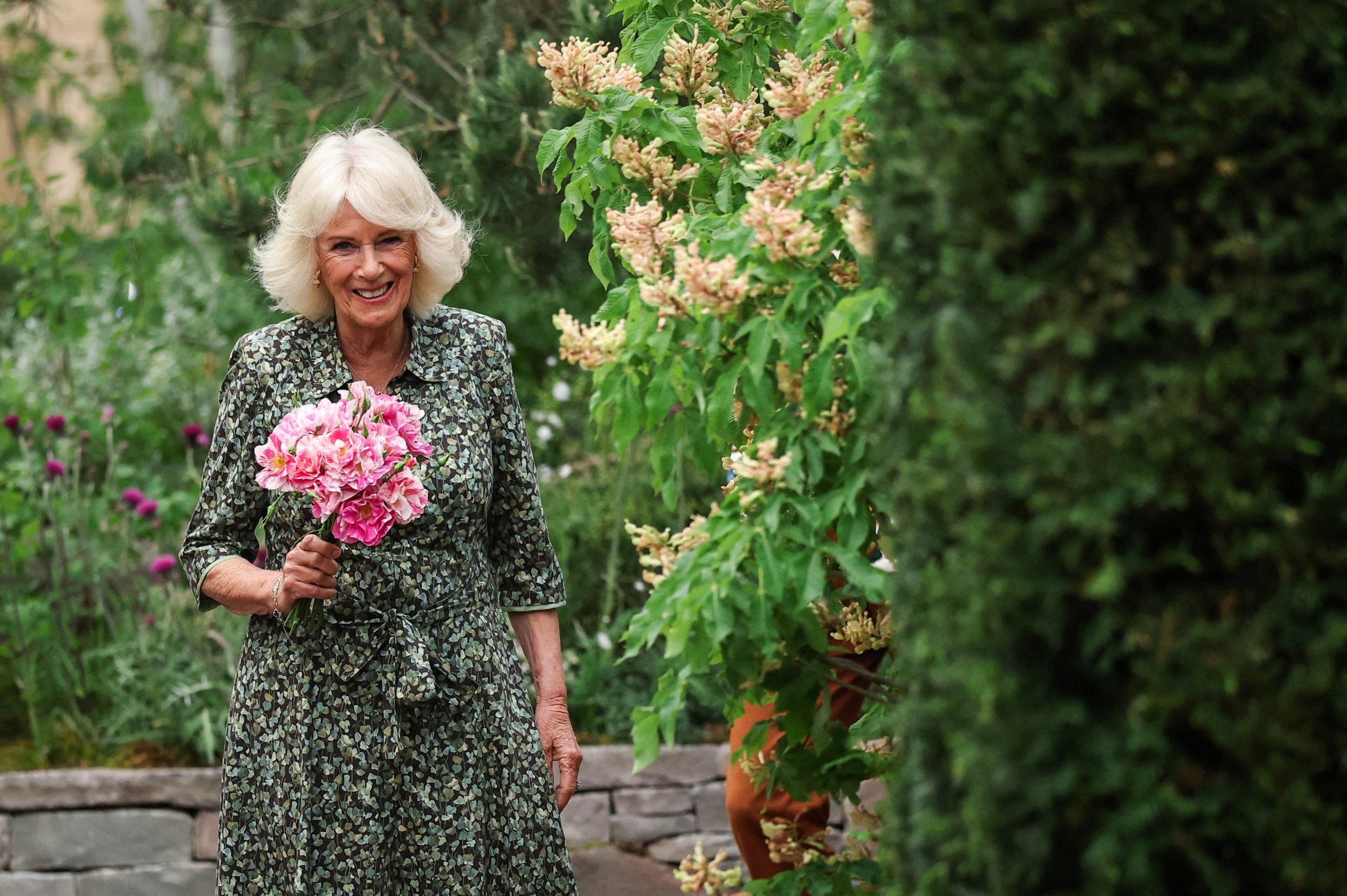 The Queen holds a bouquet of The King's Rose