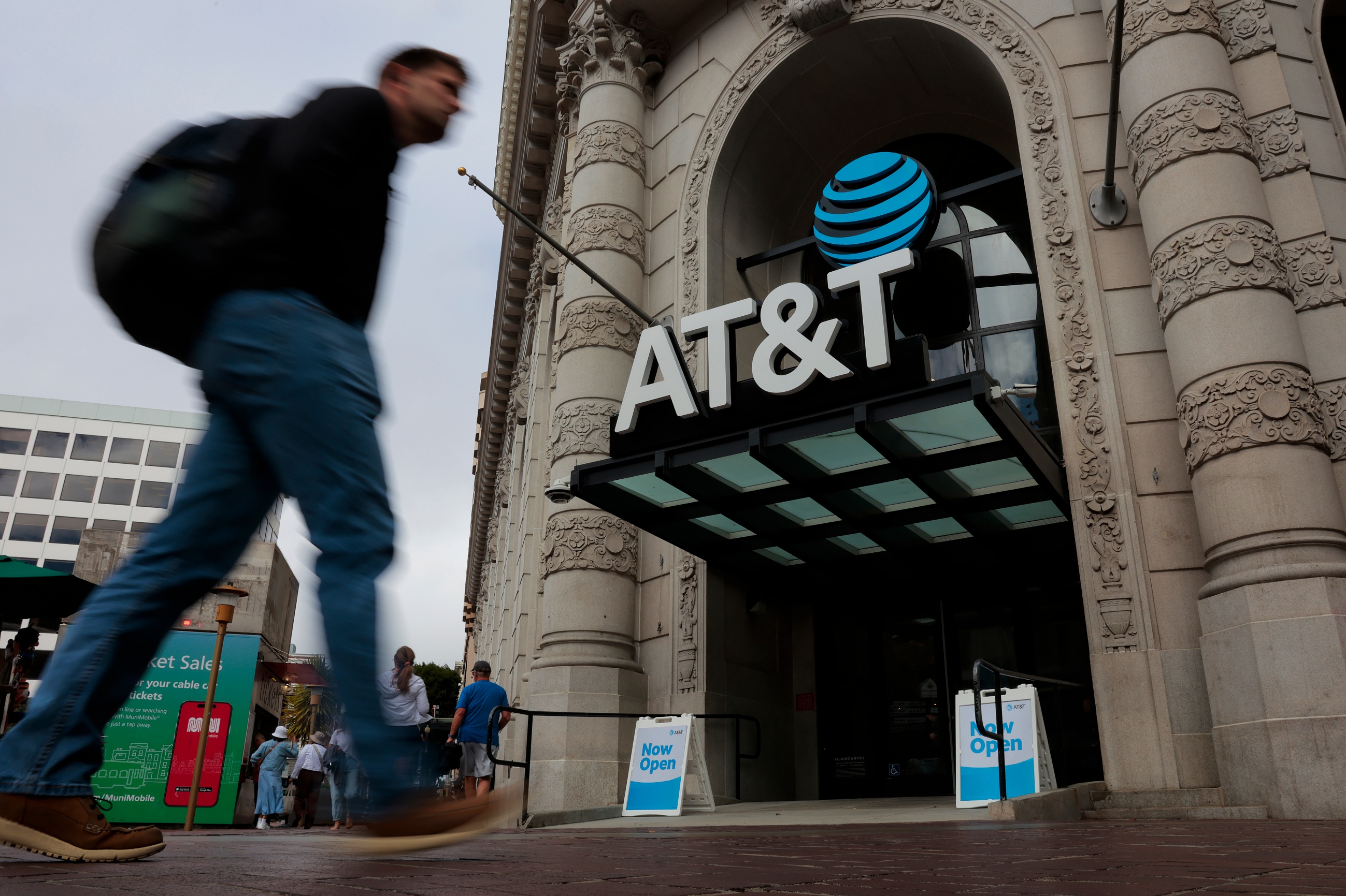 AT&T posts record internet quarter, raises buyback as convergence edge widens