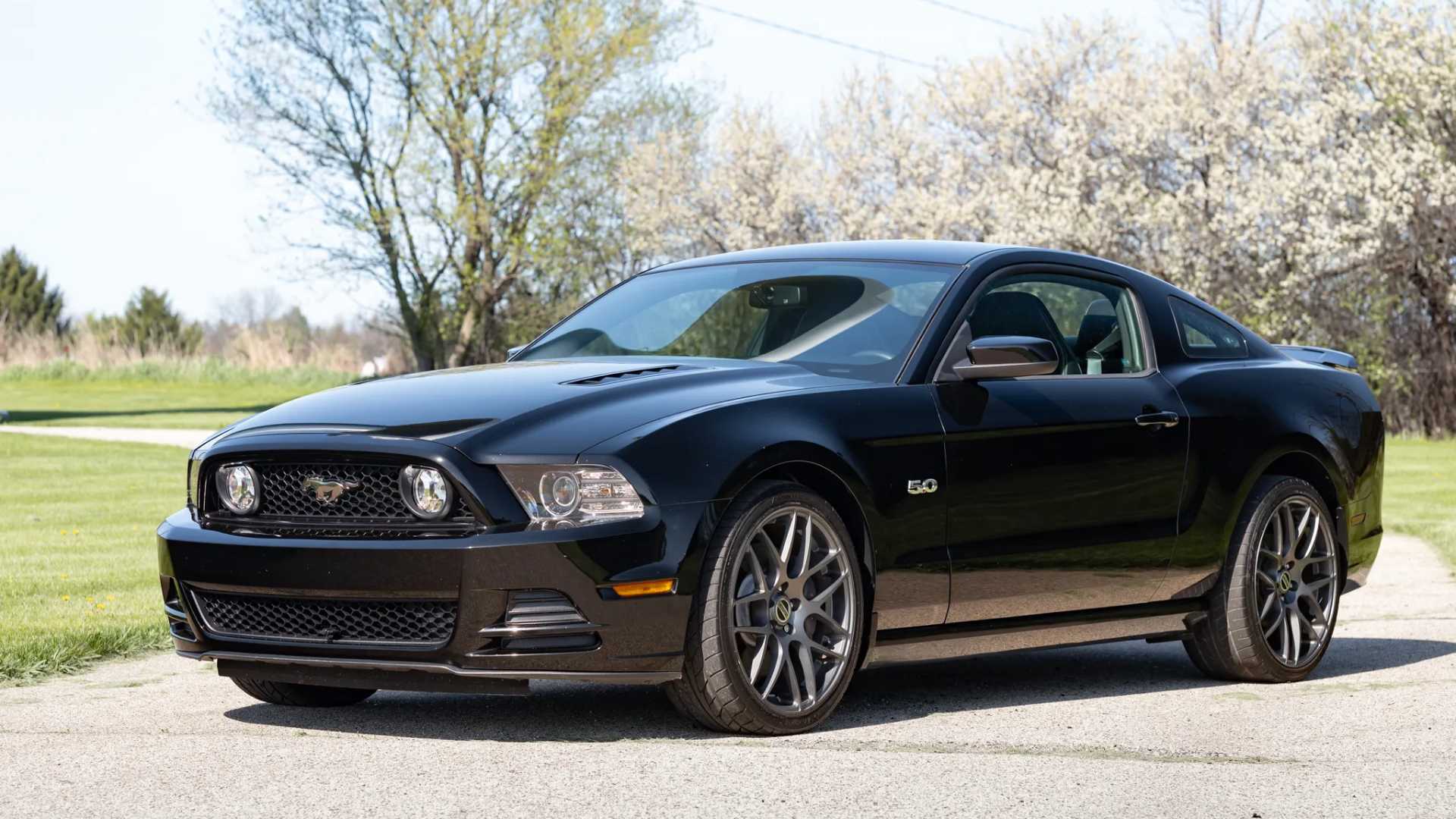 2013 Ford Mustang GT Coupe 6-Speed Manual Front Three Quarter 2
