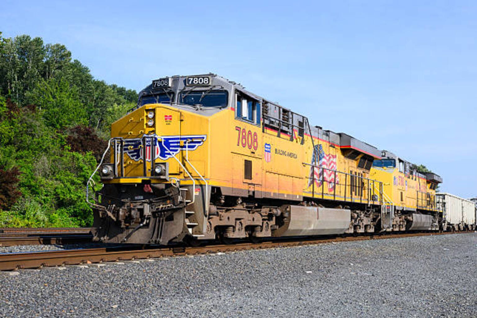 Union Pacific rides improved volume trend to earnings beat