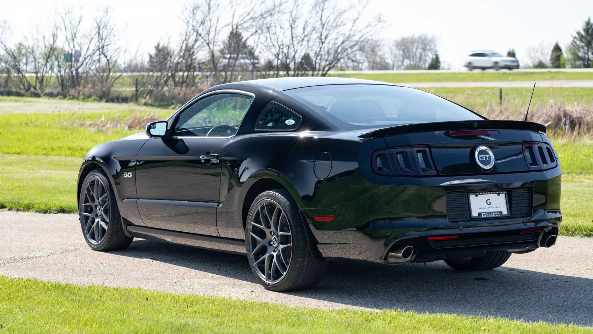 2013 Ford Mustang GT Coupe 6-Speed Manual Rear Three Quarter 1