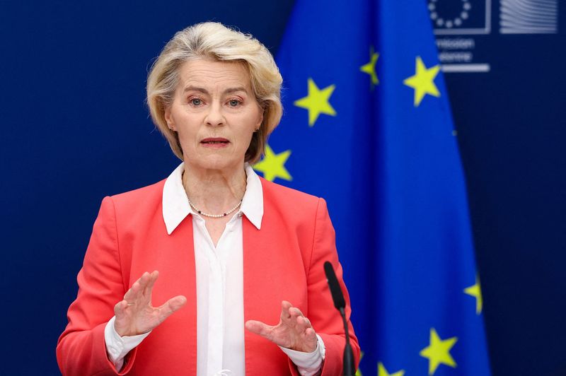 FOTO D'ARCHIVIO: La presidente della Commissione europea Ursula von der Leyen interviene durante una conferenza stampa sul rapporto relativo alla sicurezza dei minori online, a Bruxelles, in Belgio, il 13 luglio 2026. REUTERS/Yves Herman/Foto d'archivio