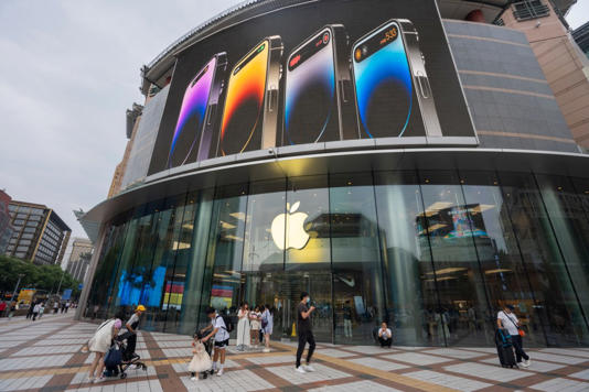 Stock image: Front view of the Apple Wangfujing Store in Beijing, China.