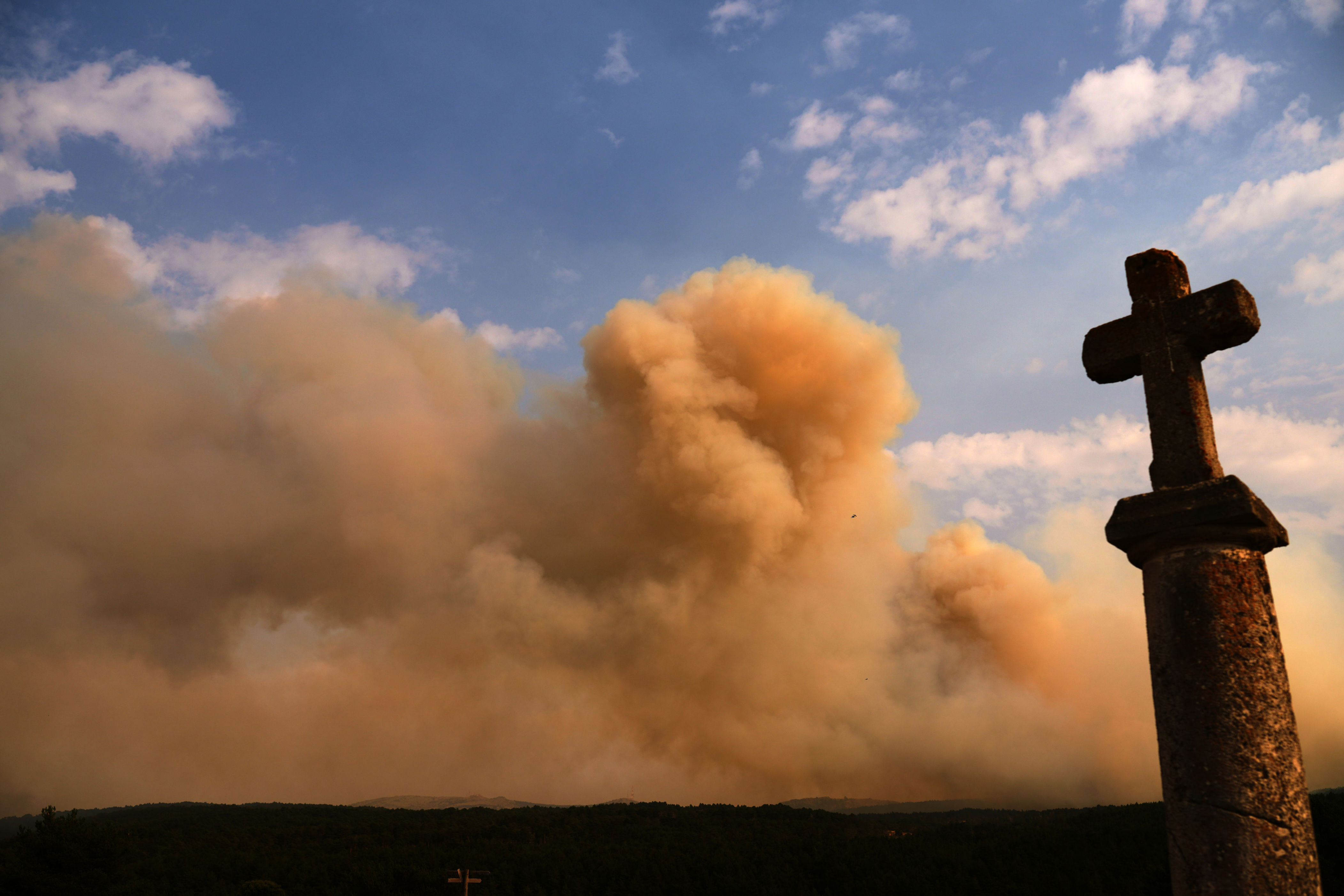 Smoke rises above the horizon as wildfire advances near Condemios de Arriba (AP)