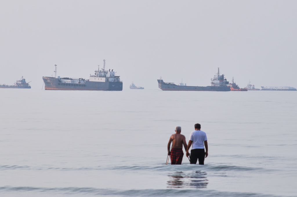 Mideast oil producers step up plans to bypass the Strait of Hormuz