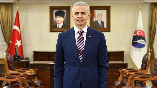 Ardahan Governorship Çiçekli has defended himself, saying: 'I do sports in sports clothes.'