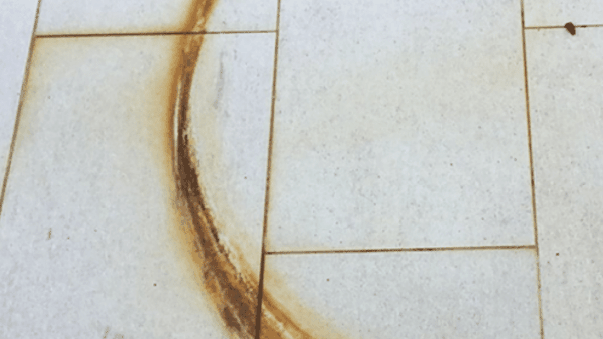 Cómo sacar manchas de óxido del piso sin dañarlo: el truco de un ingeniero químico