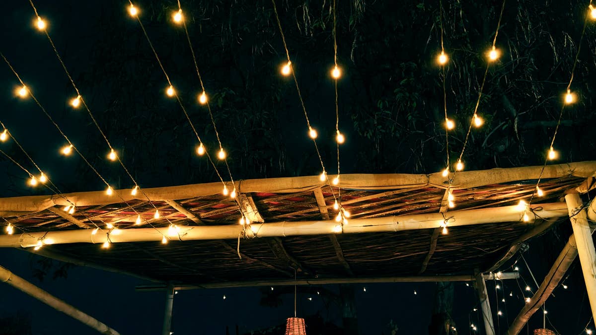 glowing-string-lights-above-a-wooden-structure-at-night-stockpack-unsplash