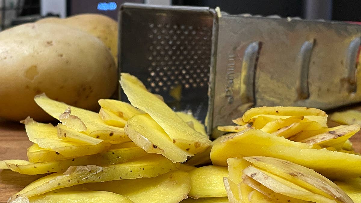 ree-drummond-black-pepper-chips-sliced