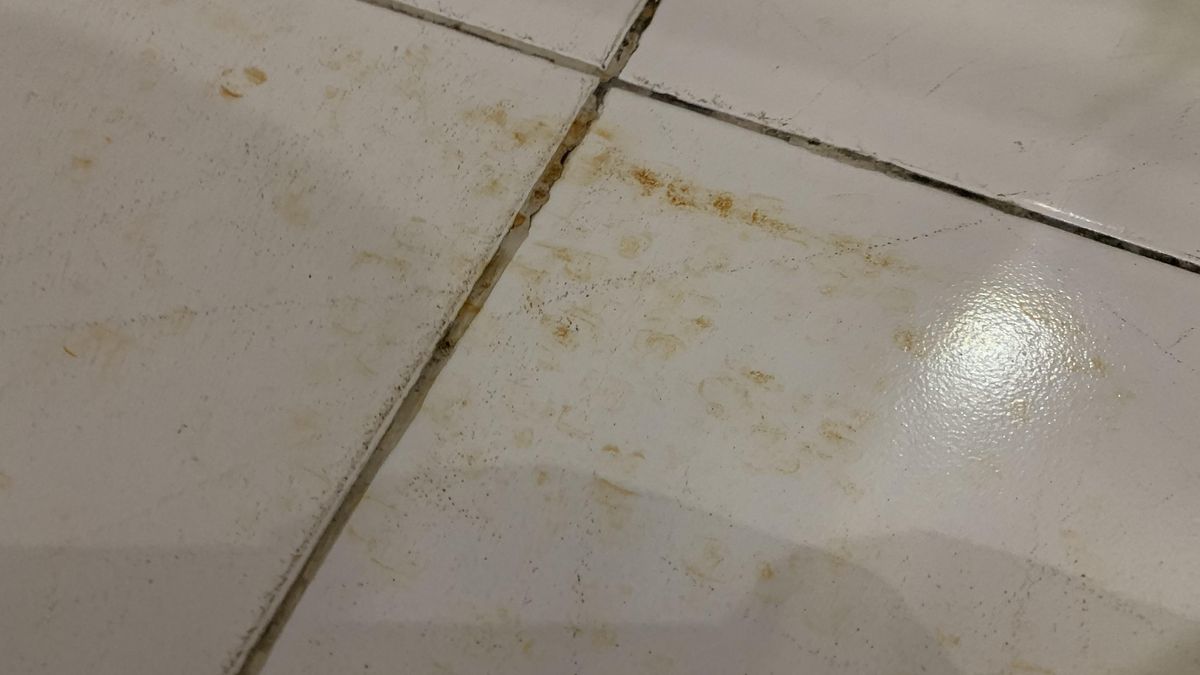Cómo sacar manchas de óxido del piso sin dañarlo: el truco de un ingeniero químico